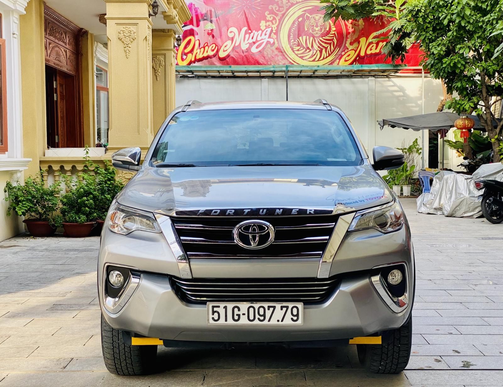 Toyota Fortuner 2018 - Xe màu bạc, mới đi 48.000km