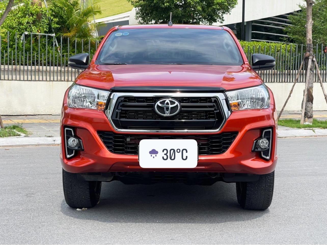 Toyota Hilux 2019 - Màu đỏ, nhập khẩu