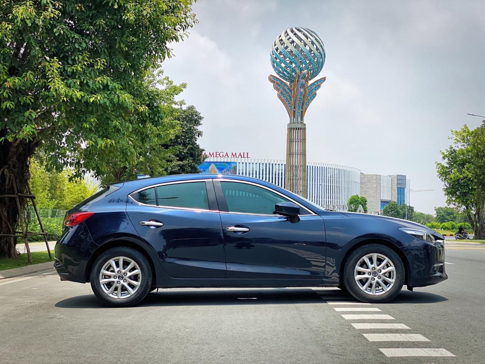 Mazda 3 2019 - Bán ô tô đăng ký lần đầu 2019, màu xanh nội thất đen còn mới giá chỉ 605tr