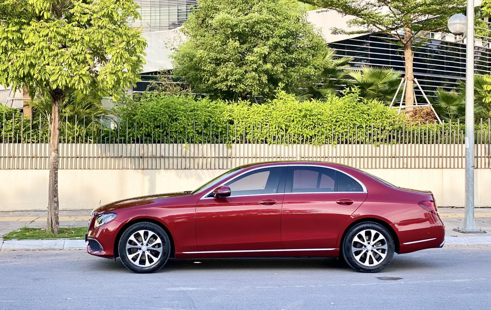 Mercedes-Benz 2017 - Xe màu đỏ