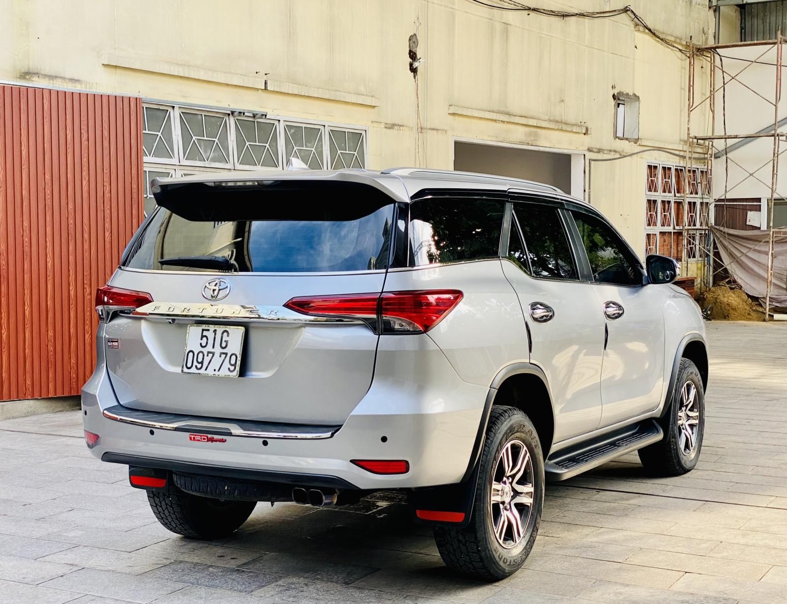 Toyota Fortuner 2018 - Xe màu bạc, mới đi 48.000km