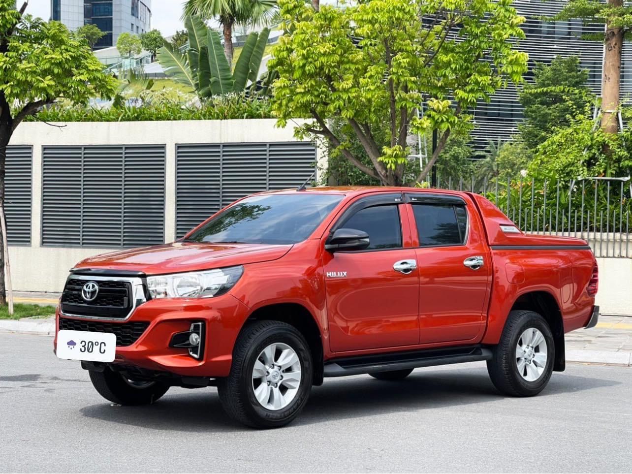 Toyota Hilux 2019 - Màu đỏ, nhập khẩu