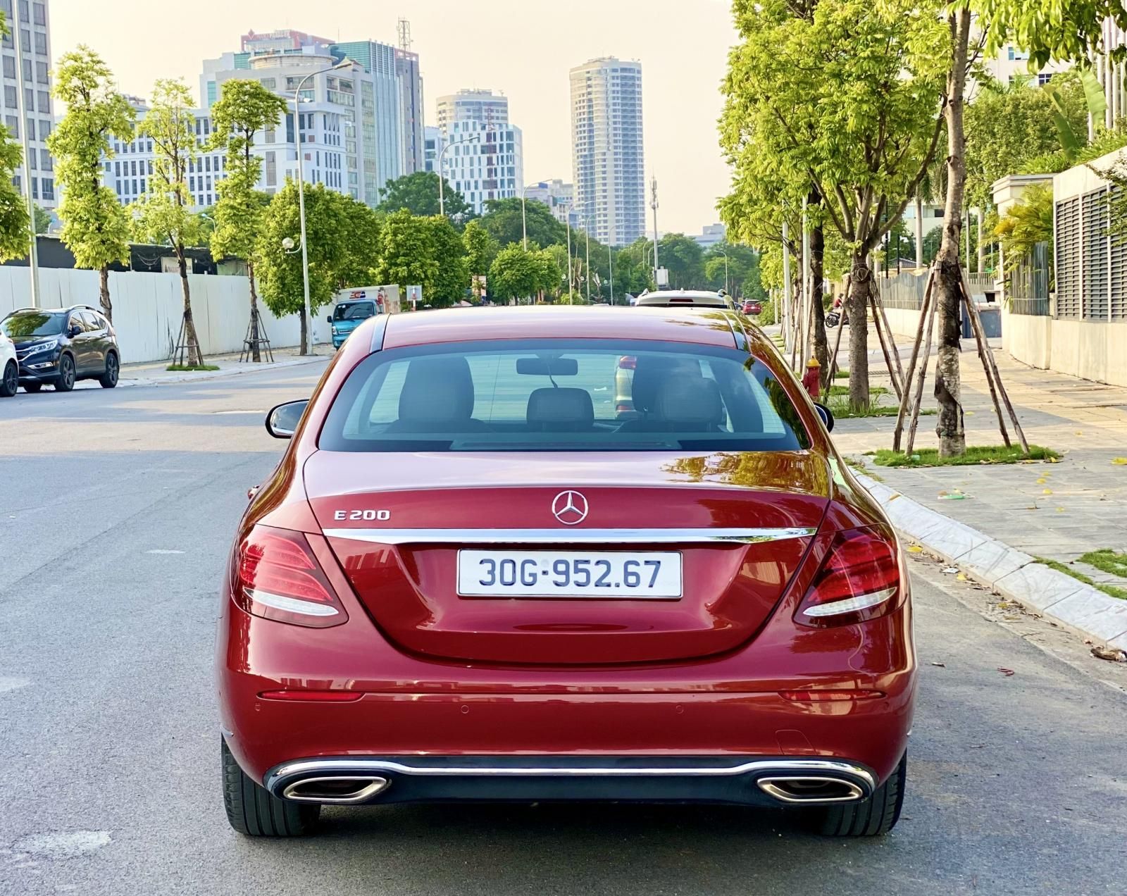 Mercedes-Benz 2017 - Xe màu đỏ