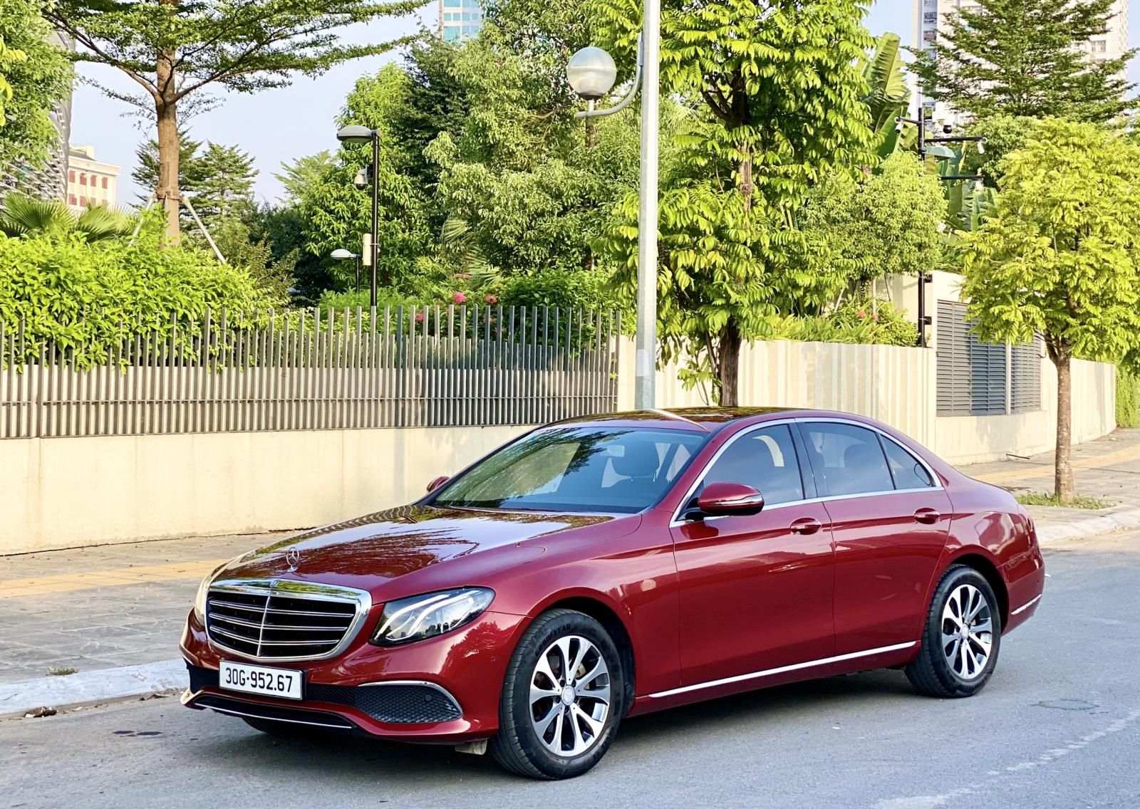 Mercedes-Benz 2017 - Xe màu đỏ