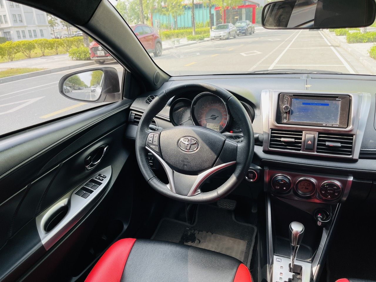 Toyota Yaris 2015 - Màu trắng, xe nhập