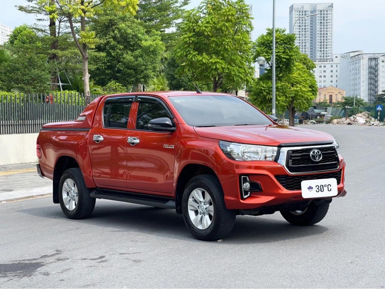 Toyota Hilux 2019 - Màu đỏ, nhập khẩu