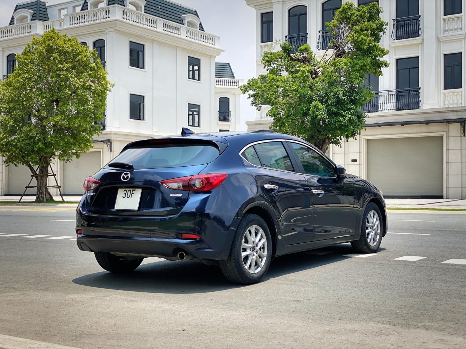 Mazda 3 2019 - Bán ô tô đăng ký lần đầu 2019, màu xanh nội thất đen còn mới giá chỉ 605tr