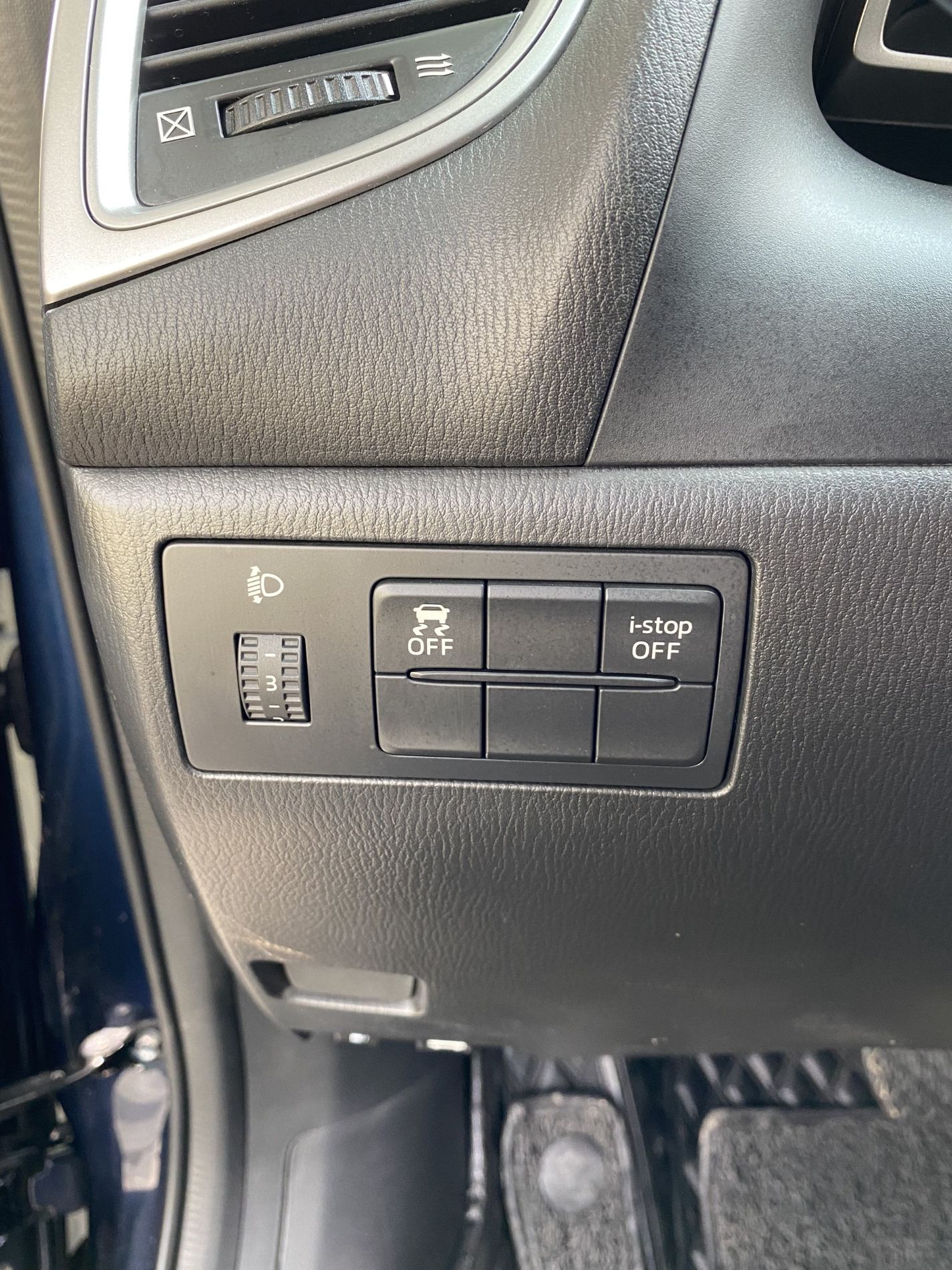 Mazda 3 2019 - Bán ô tô đăng ký lần đầu 2019, màu xanh nội thất đen còn mới giá chỉ 605tr