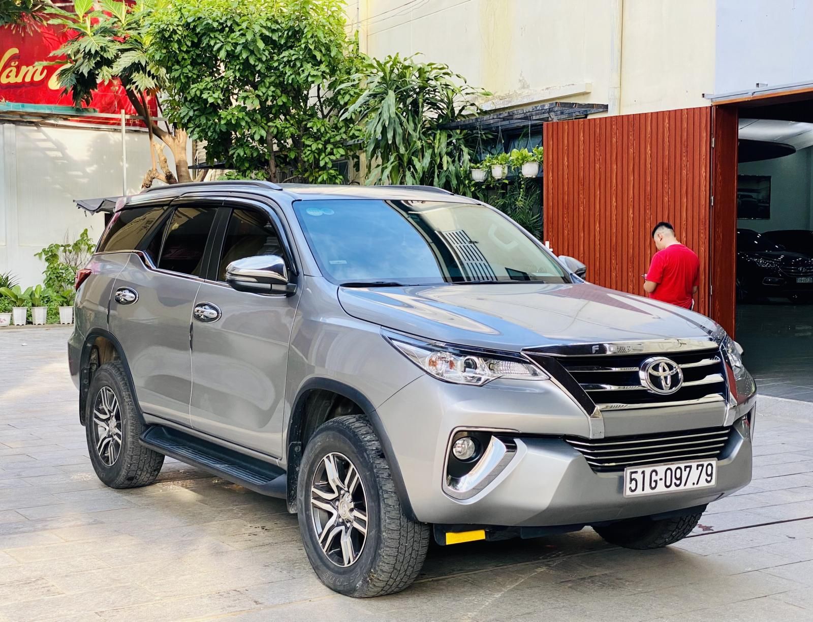 Toyota Fortuner 2018 - Xe màu bạc, mới đi 48.000km