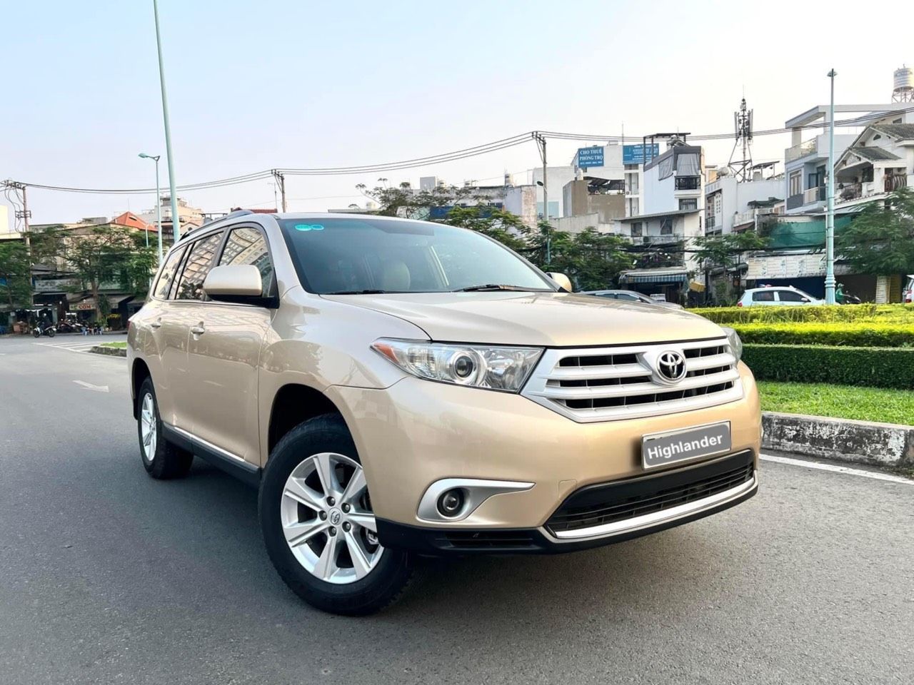 Toyota Highlander 2011 - Nhập Mỹ, loại form mới màu vàng cát, full đồ chơi cao cấp cửa sổ trời