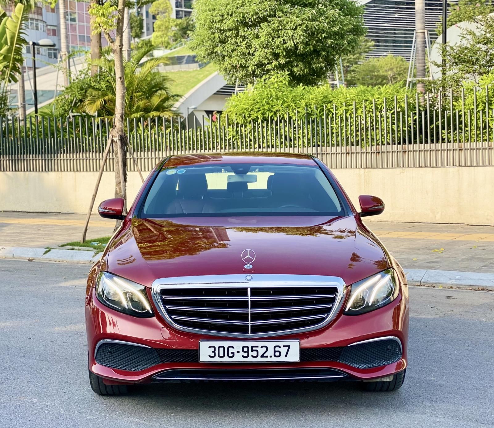 Mercedes-Benz 2017 - Xe màu đỏ