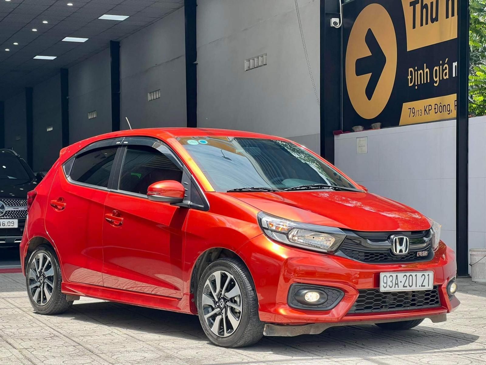 Honda Brio 2020 - Màu cam, chạy 37k km, thêm nhiều phụ kiện hữu ích