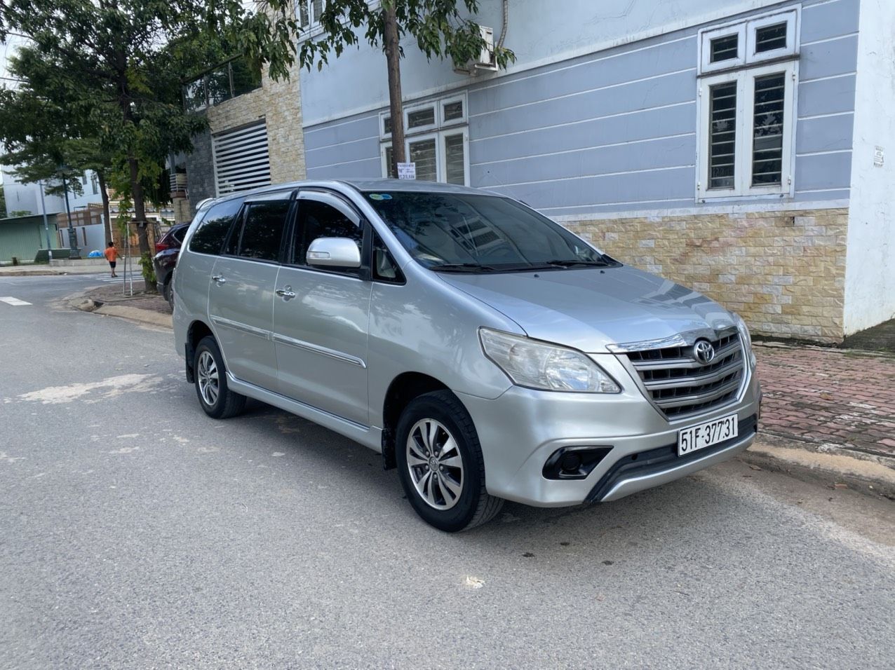 Toyota Innova 2015 - Màu bạc, giá 400tr