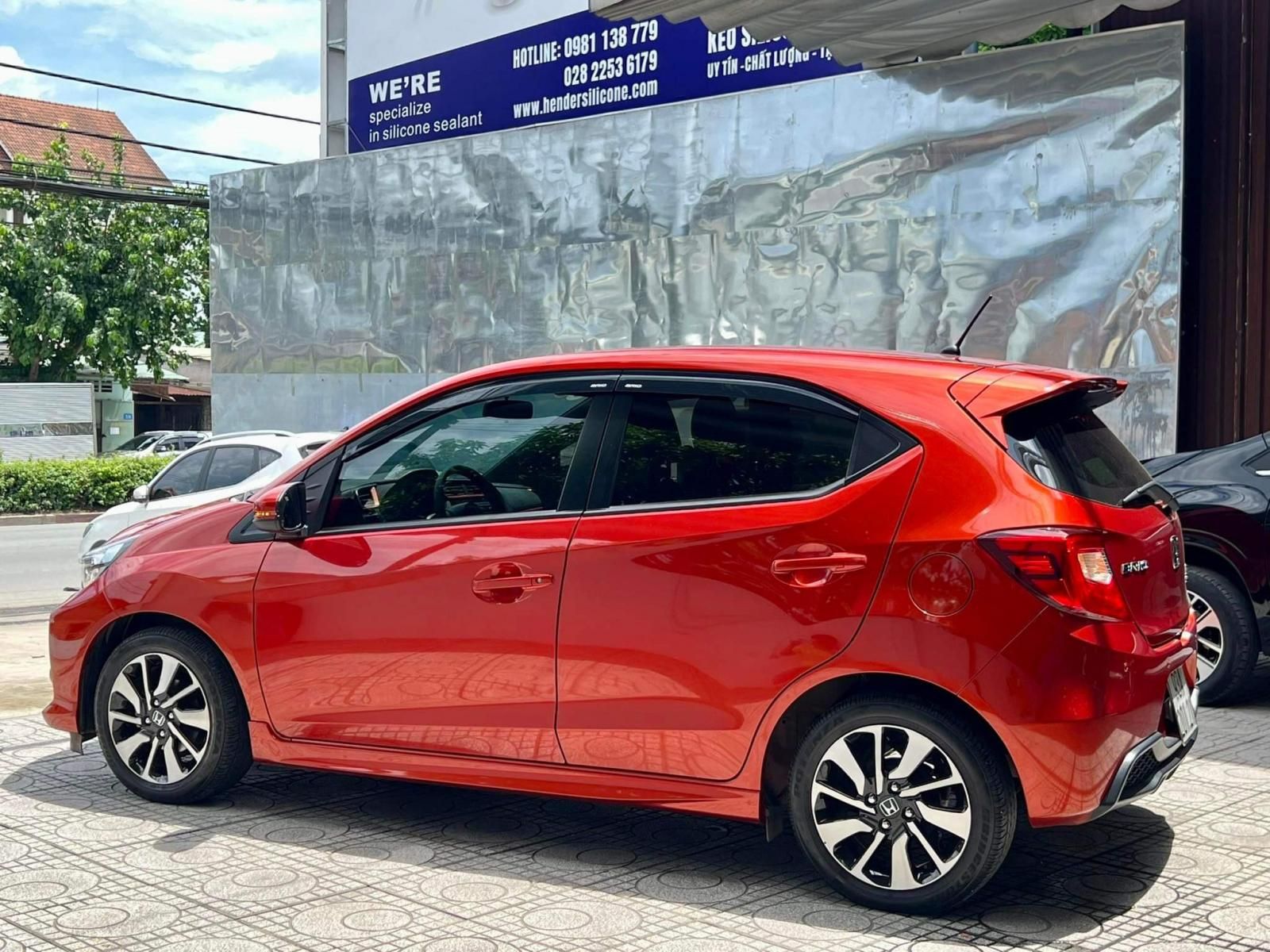 Honda Brio 2020 - Màu cam, chạy 37k km, thêm nhiều phụ kiện hữu ích