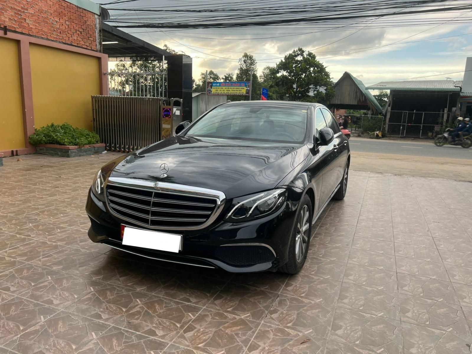 Mercedes-Benz E200 2018 - Màu đen, xe nhập