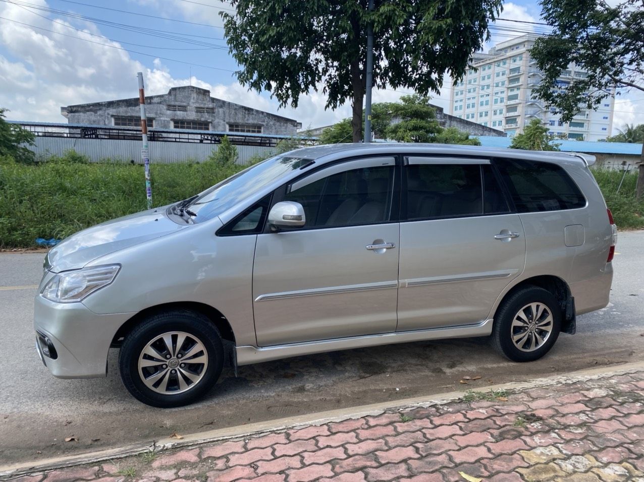 Toyota Innova 2015 - Màu bạc, giá 400tr