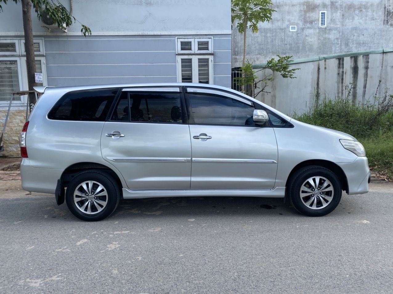 Toyota Innova 2015 - Màu bạc, giá 400tr