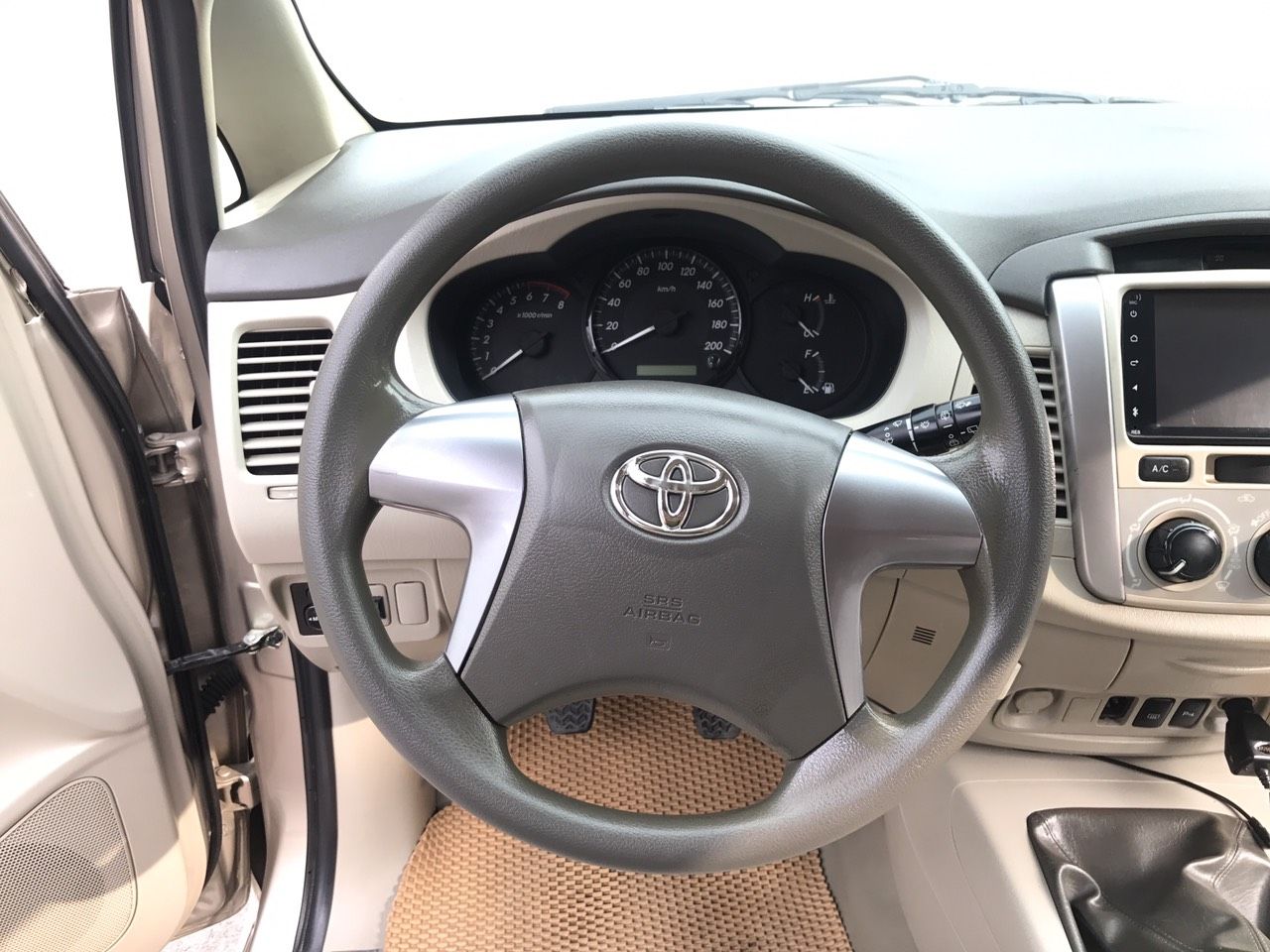 Toyota Innova 2014 - Form mới 2015 đèn gánh mới, nội thất kem, 1 chủ cán bộ huyện, mới quá