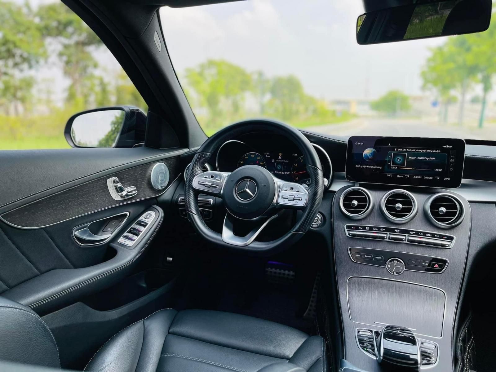 Mercedes-Benz C300 2019 - Màu đỏ, nhập khẩu