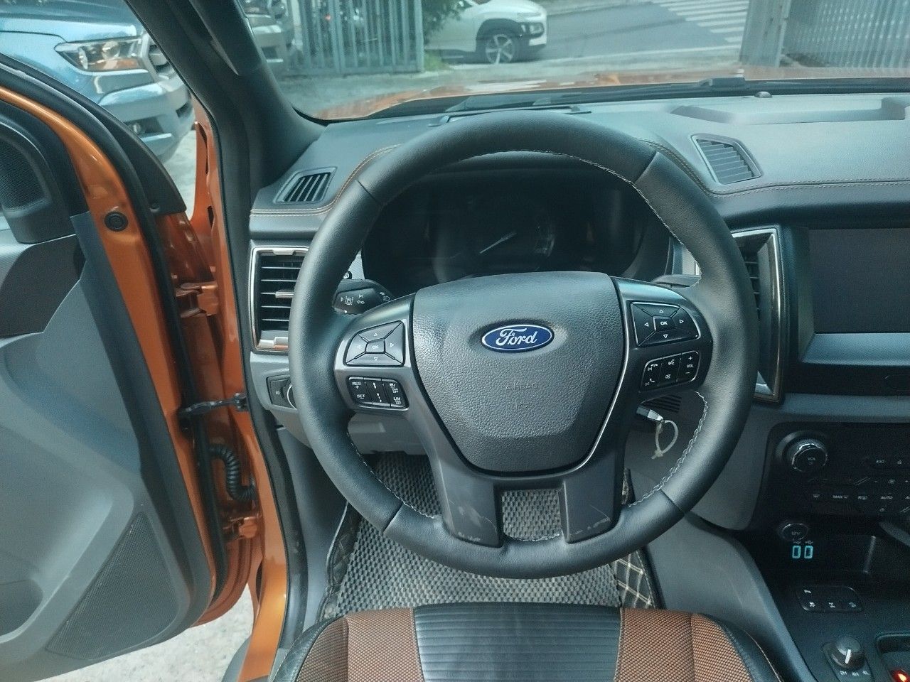 Ford Ranger 2017 - Xe màu nâu, dòng xe bán tải gầm cao