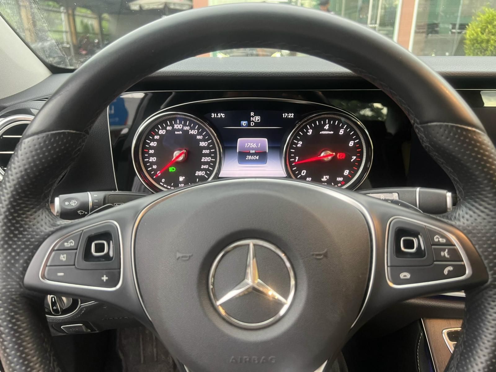 Mercedes-Benz E200 2018 - Màu đen, xe nhập