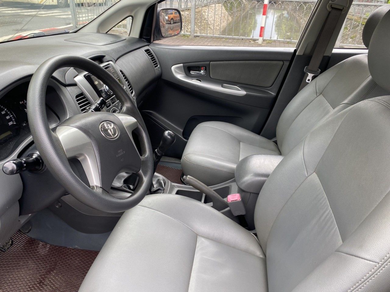 Toyota Innova 2014 - Màu bạc giá cạnh tranh