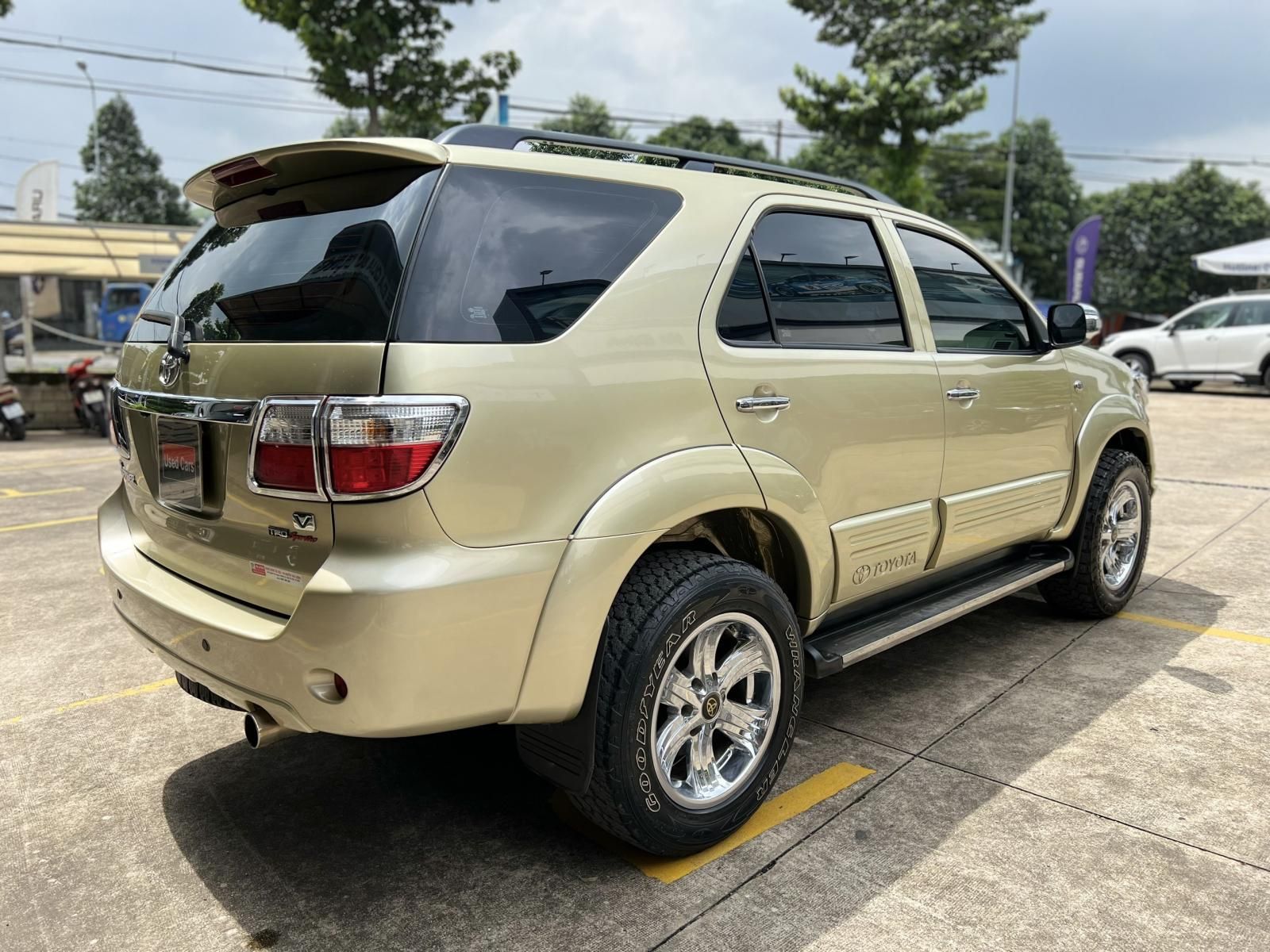 Toyota Fortuner 2012 - Màu ghi vàng