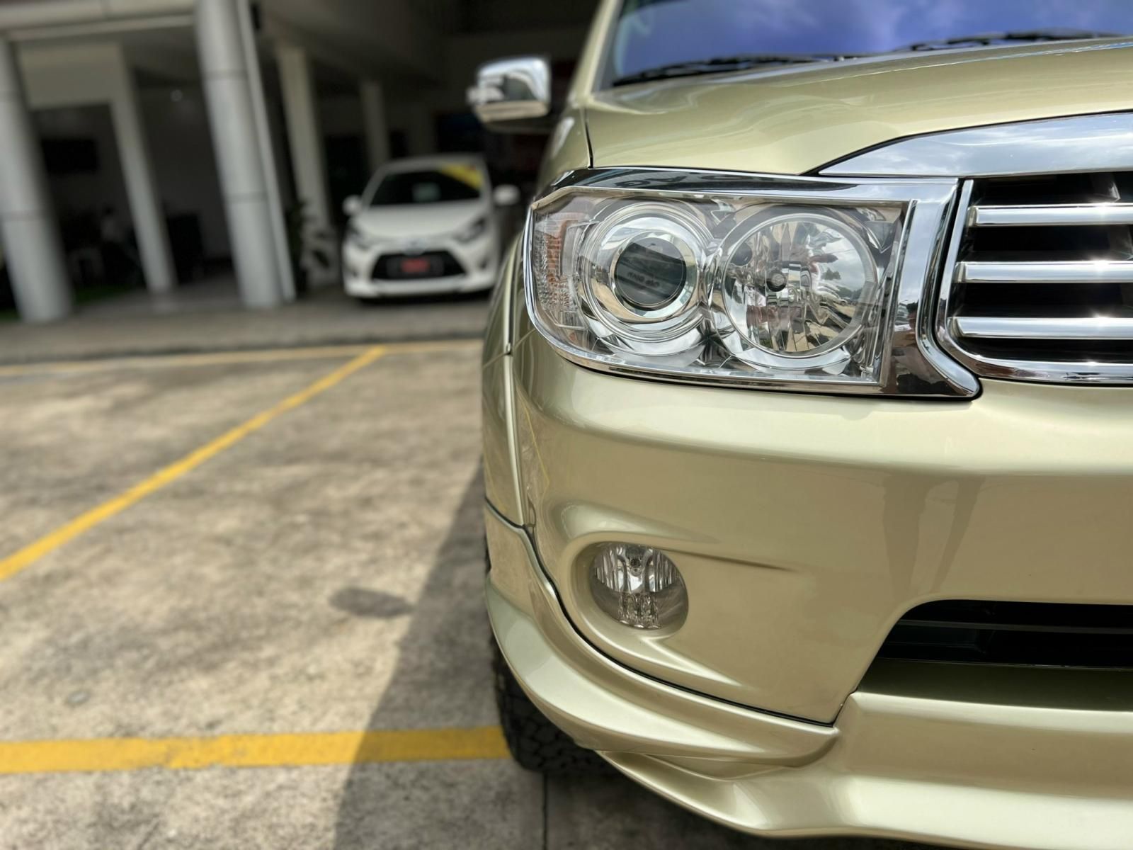 Toyota Fortuner 2012 - Màu ghi vàng