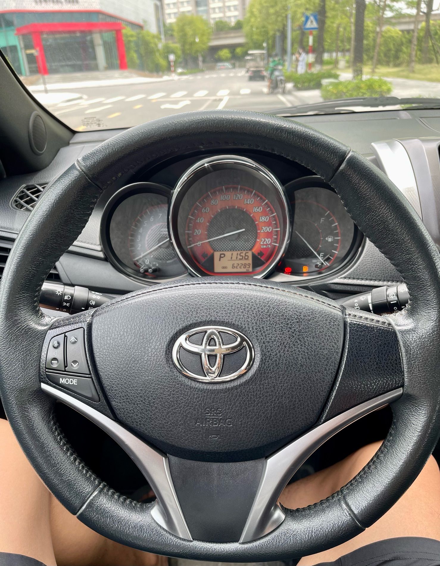 Toyota Yaris 2017 - Màu bạc, máy mới