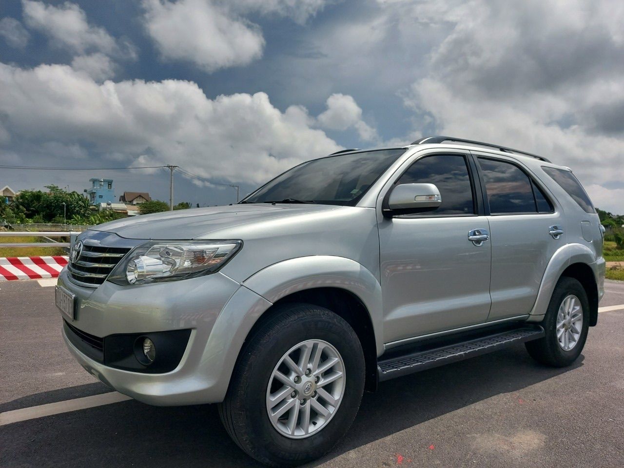 Toyota Fortuner 2014 - Đăng ký 2014, xe gia đình giá tốt 550tr, xe chính chủ xài kĩ, sơn zin 90%