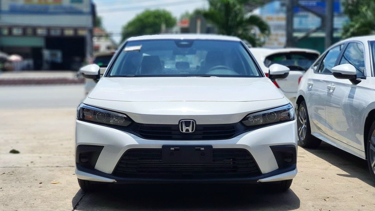 Honda Civic 2022 - Màu trắng, giá đã bao gồm thuế VAT chỉ từ 730tr đồng