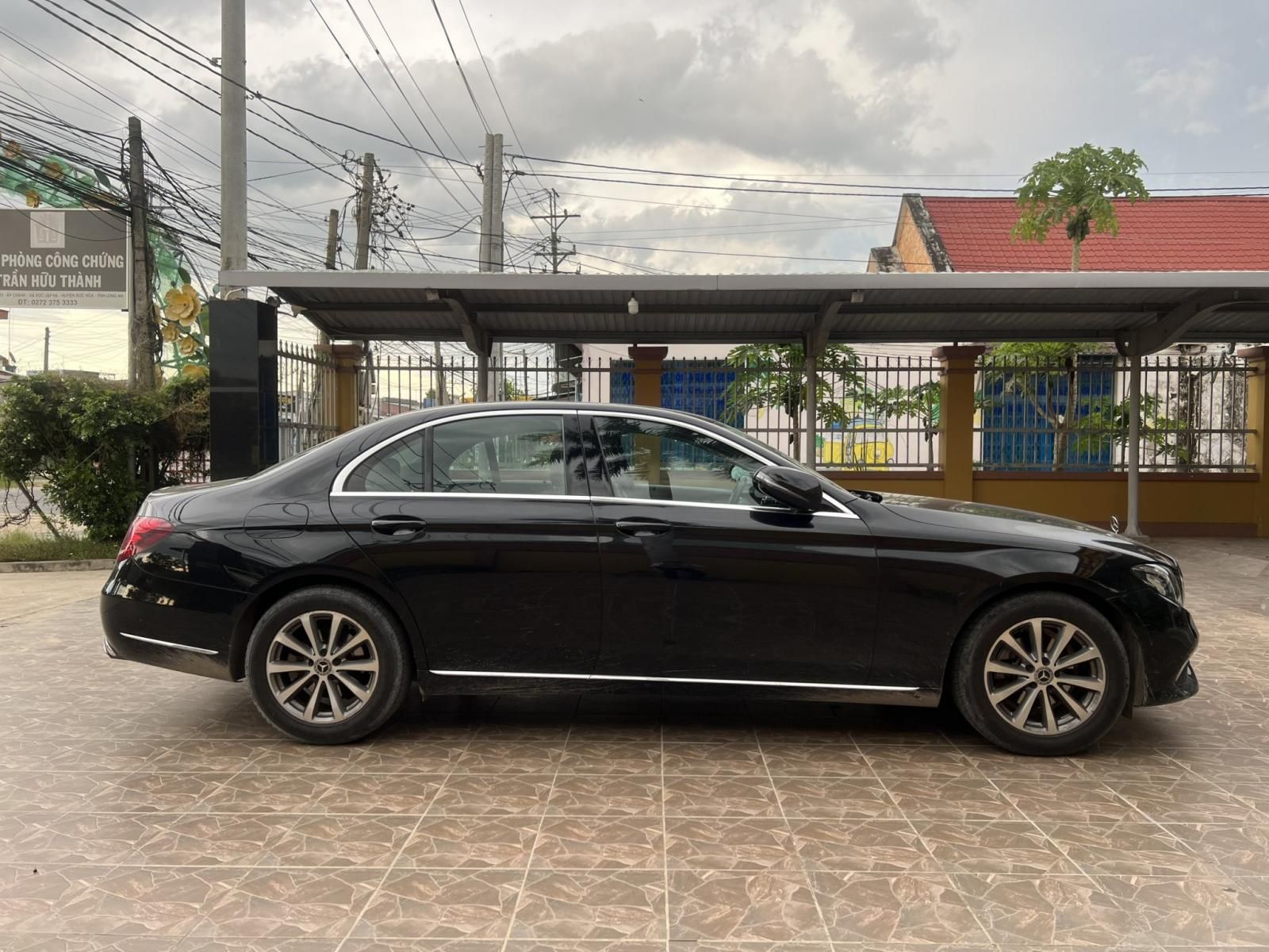 Mercedes-Benz E200 2018 - Màu đen, xe nhập