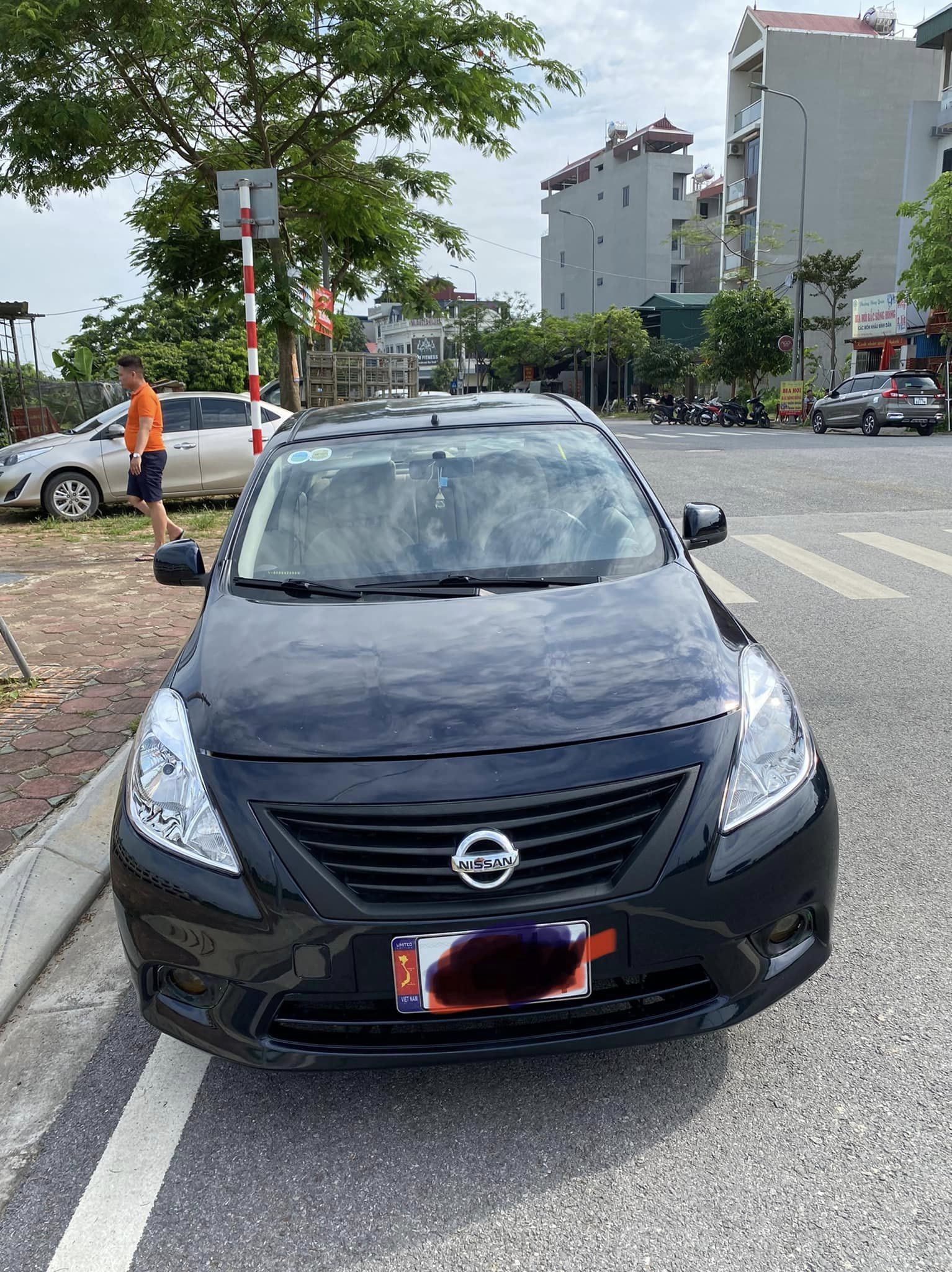 Nissan Sunny 2015 - Xe màu đen, giá chỉ 200 triệu