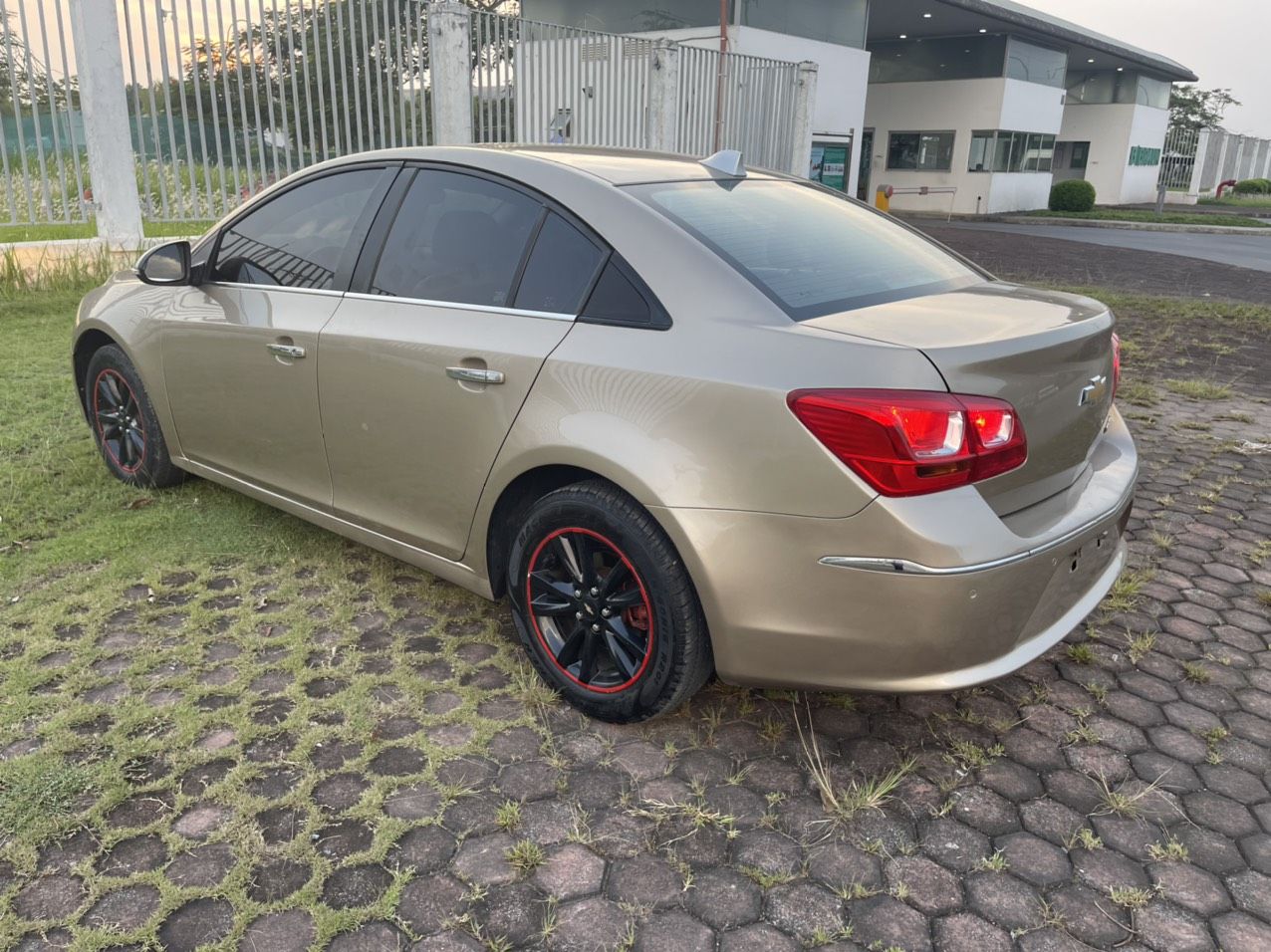 Chevrolet Cruze 2015 - Giá chỉ 285 triệu