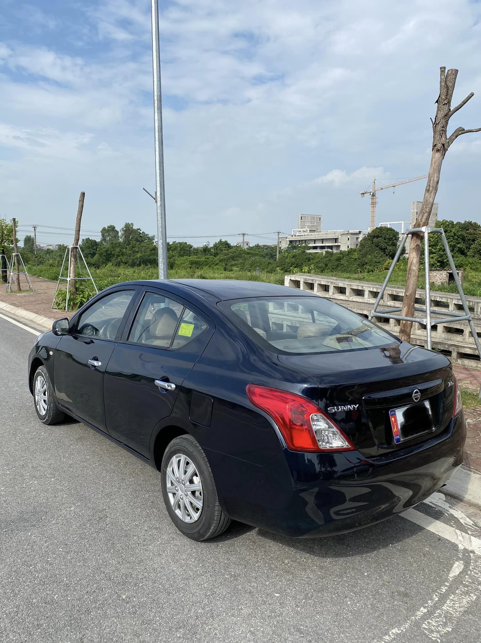 Nissan Sunny 2015 - Xe màu đen, giá chỉ 200 triệu