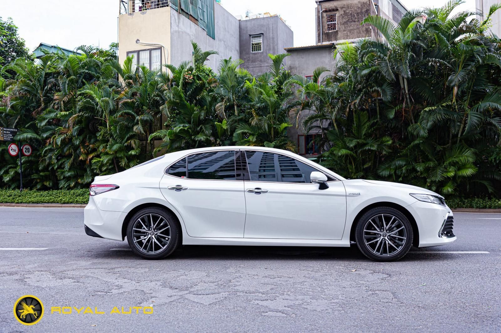 Toyota Camry 2022 - Biển vip HN 30G-688.88 chưa lăn bánh, cần tìm chủ xứng tầm