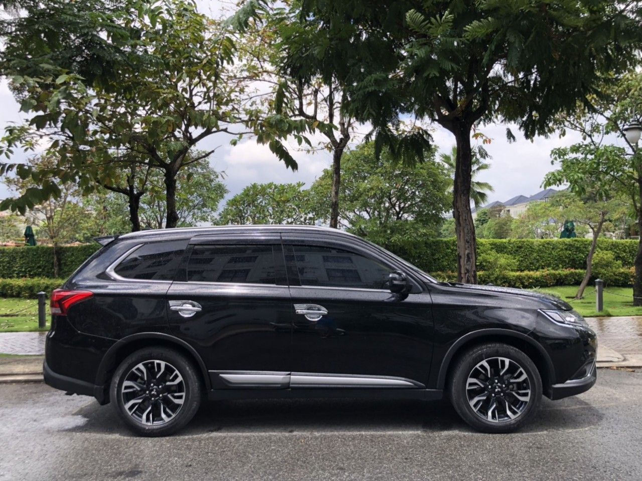 Mitsubishi Outlander 2020 - Xe màu đen