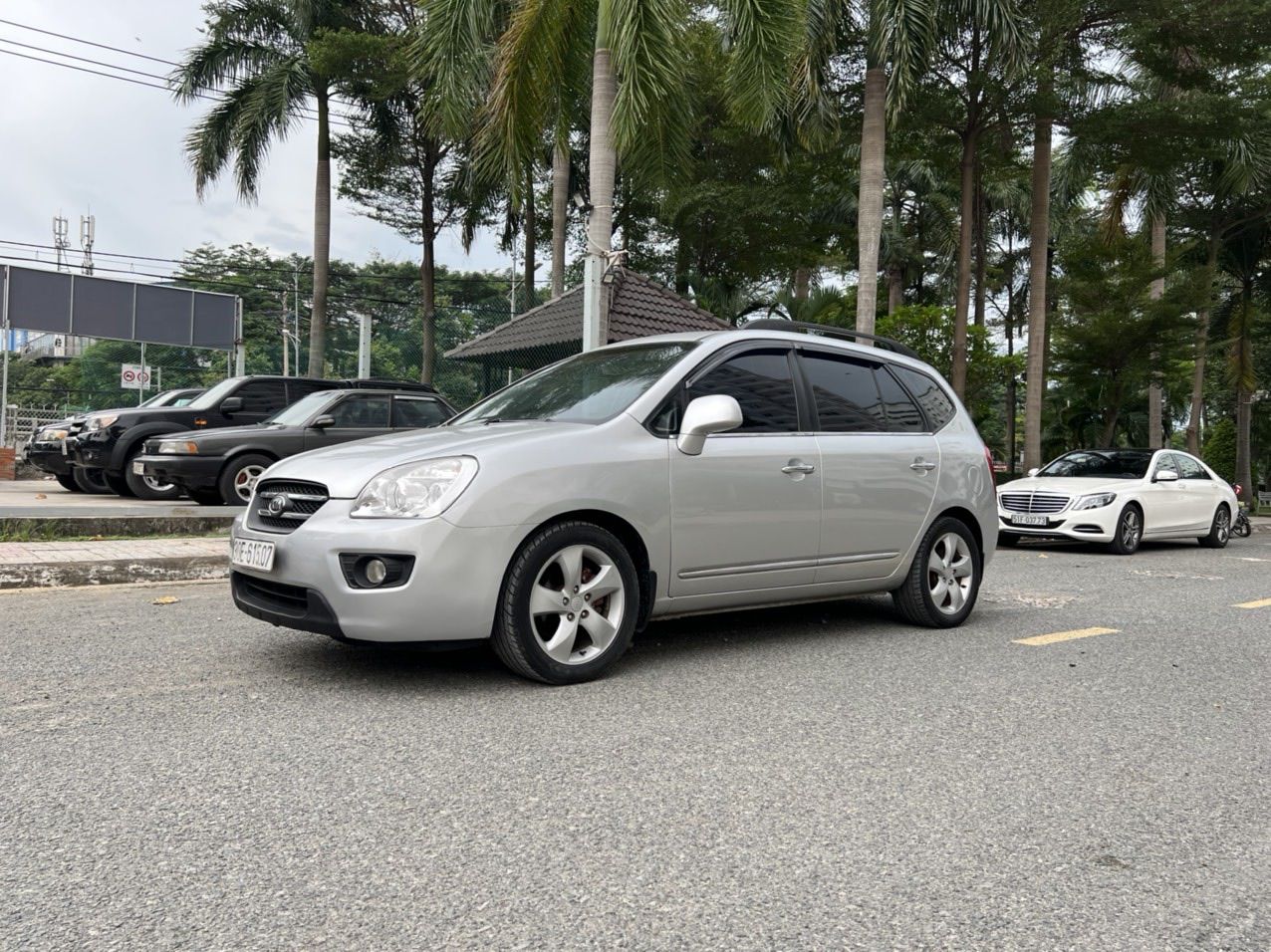 Kia Carens 2009 - Bán xe gia đình giá chỉ 265tr