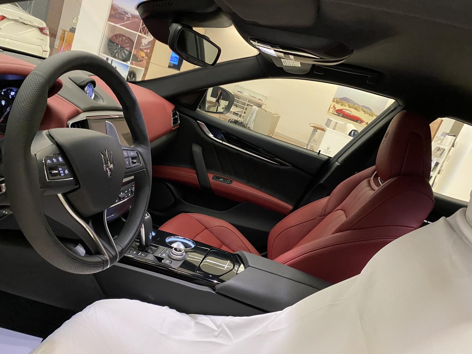 Maserati Ghibli 2020 - Nhập khẩu chính hãng 1 chiếc duy nhất tại showroom, màu trắng ngọc trai, nội thất đỏ cực đẹp
