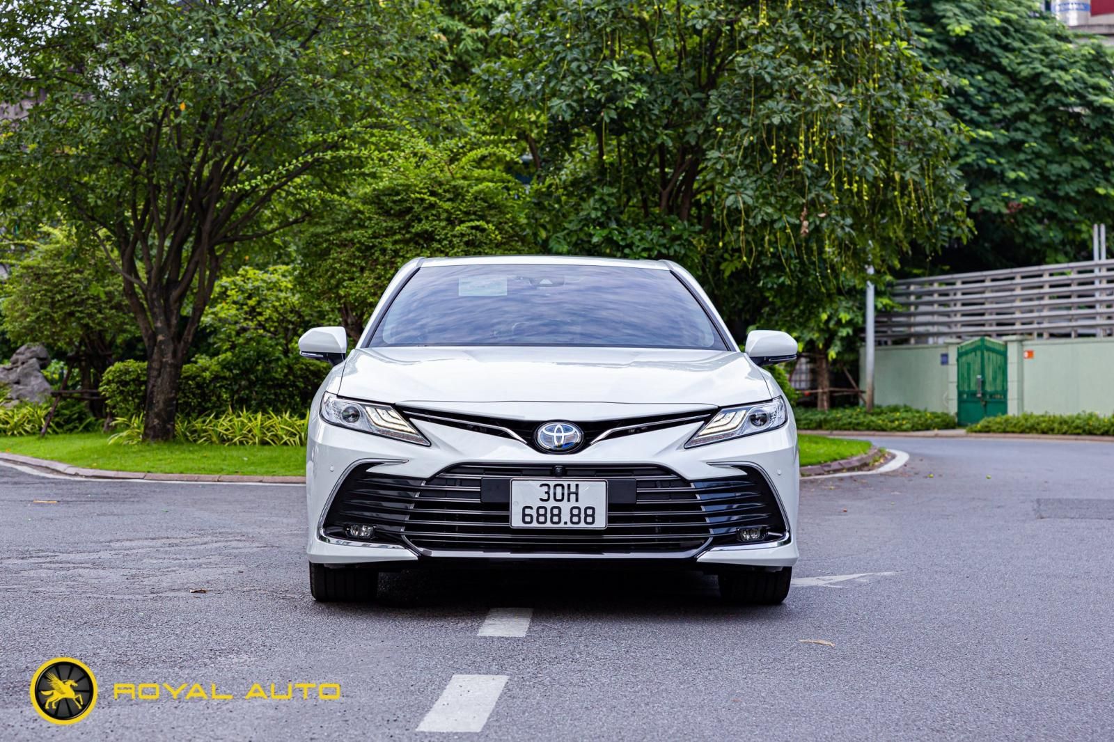 Toyota Camry 2022 - Biển vip HN 30G-688.88 chưa lăn bánh, cần tìm chủ xứng tầm