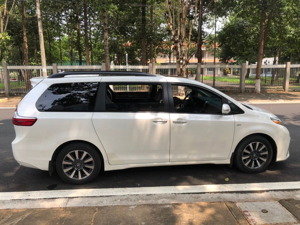 Toyota Sienna 2018 - Giá 3 tỷ 250tr