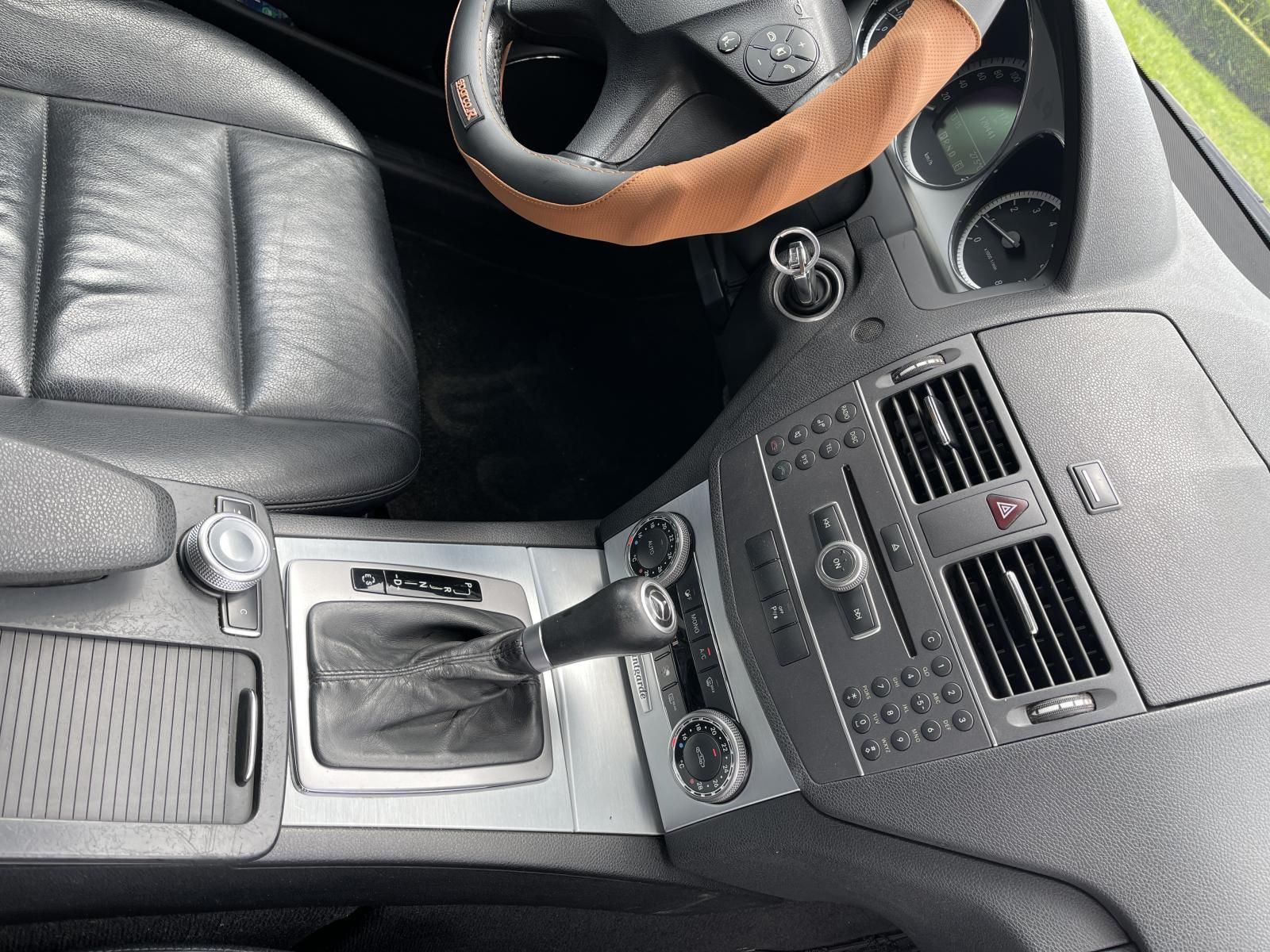 Mercedes-Benz C200 2011 - Bản full đủ đồ chơi nội thất đẹp, DVD ve nệm da - Nhà mua mới trùm mền ít đi chạy đúng 87.000km