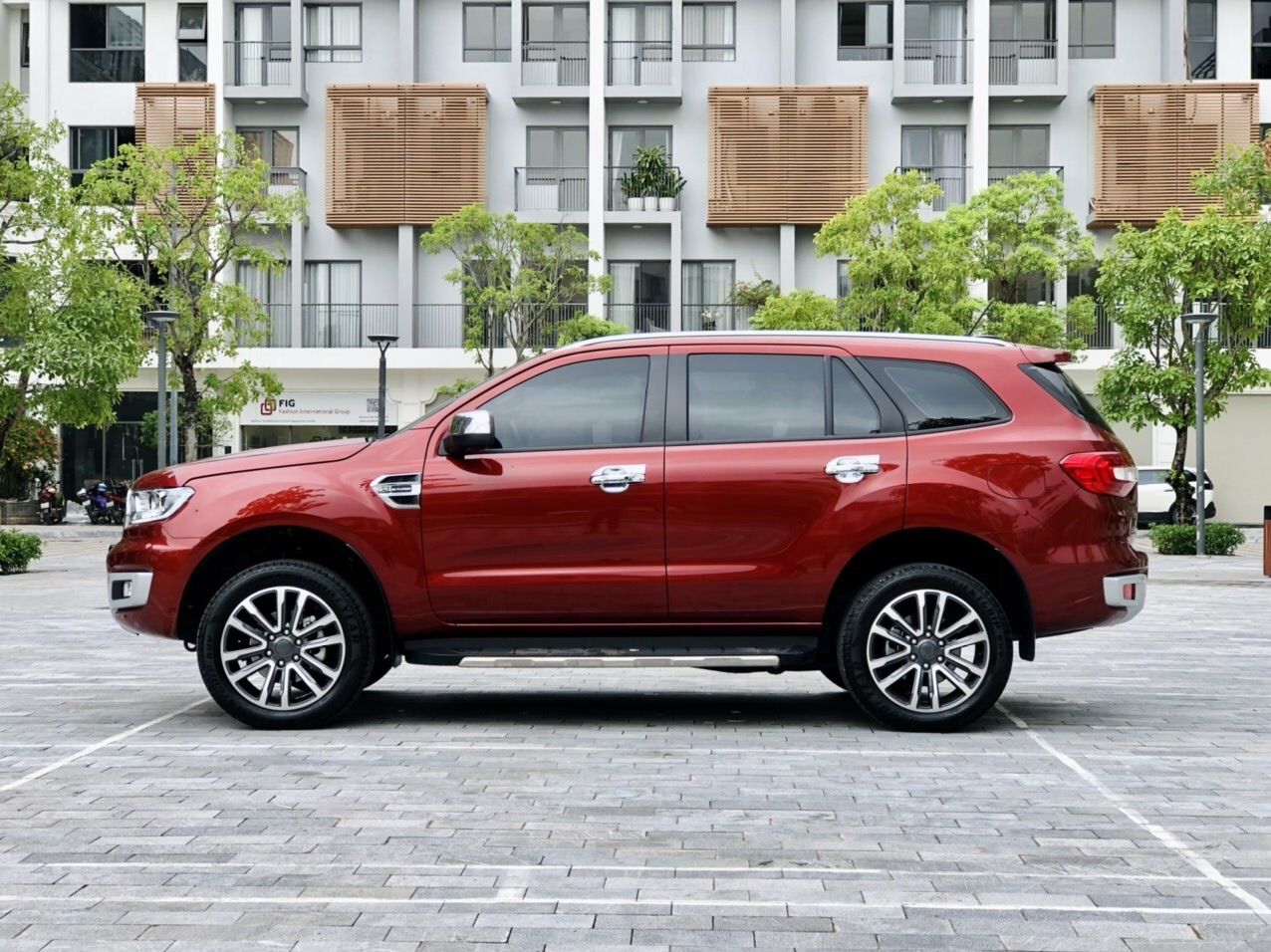 Ford Everest 2021 - Cần bán gấp xe mới 99% giá chỉ 1 tỷ 299r