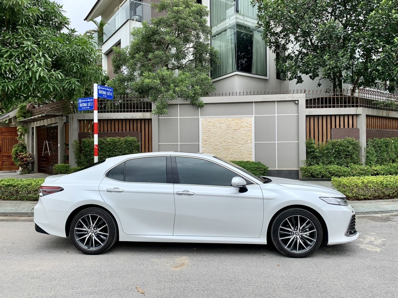 Toyota Camry 2022 - Màu trắng, nhập khẩu