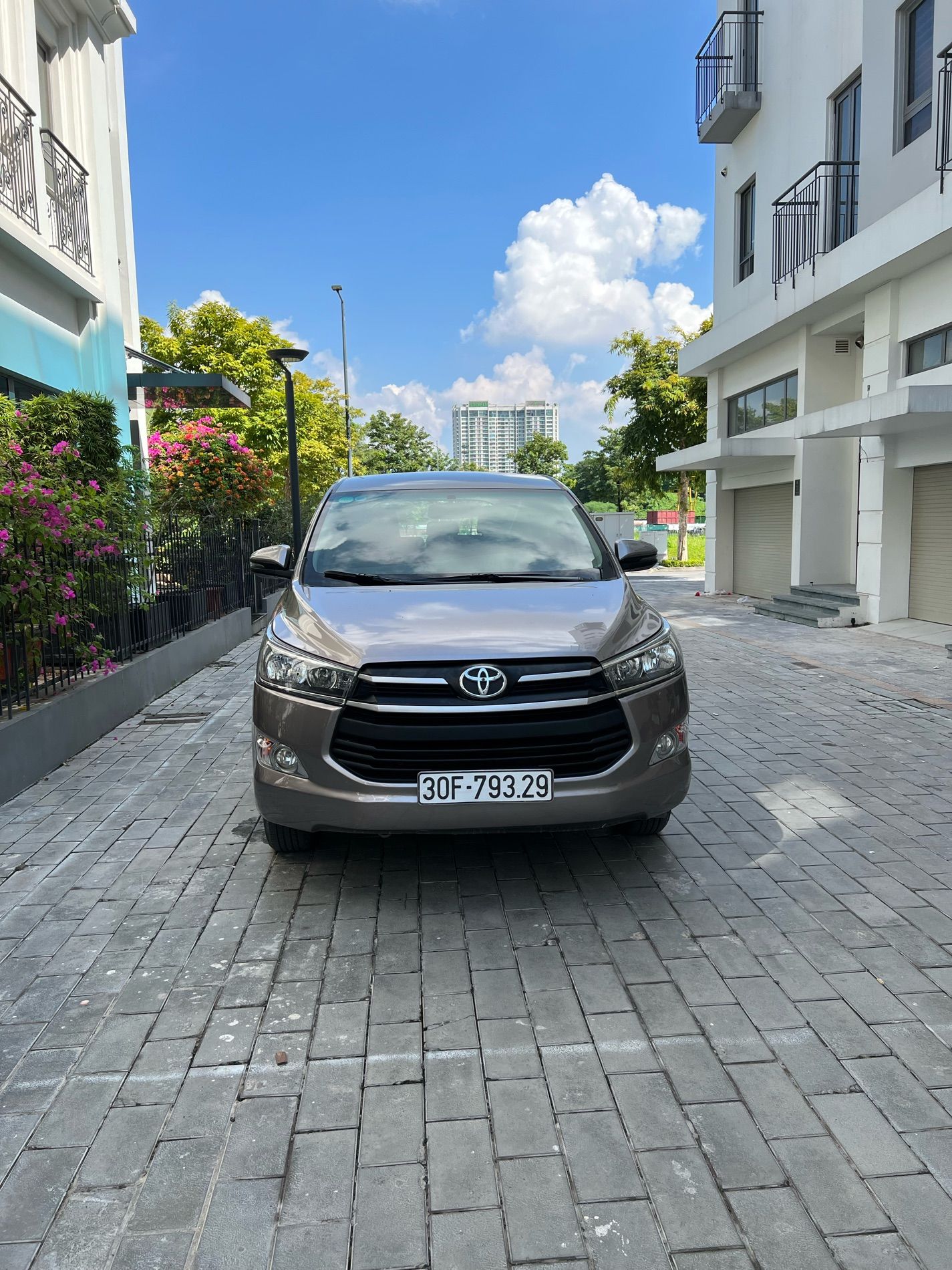 Toyota Innova 2019 - Bán xe gia đình giá tốt 605tr, xe đẹp không lỗi nhỏ, xe còn rất mới và tốt, máy gầm zin 100%