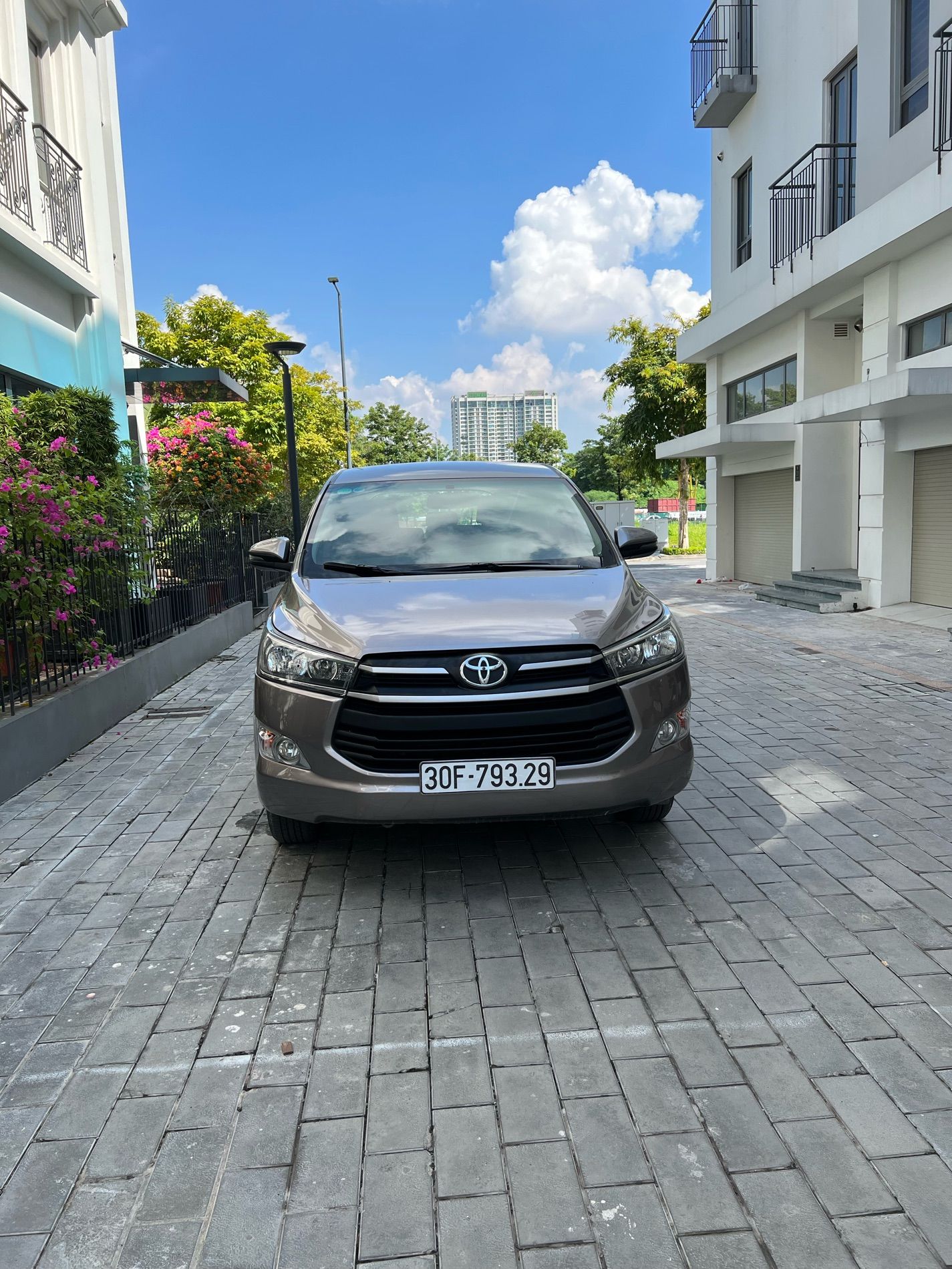 Toyota Innova 2019 - Bán xe gia đình giá tốt 605tr, xe đẹp không lỗi nhỏ, xe còn rất mới và tốt, máy gầm zin 100%