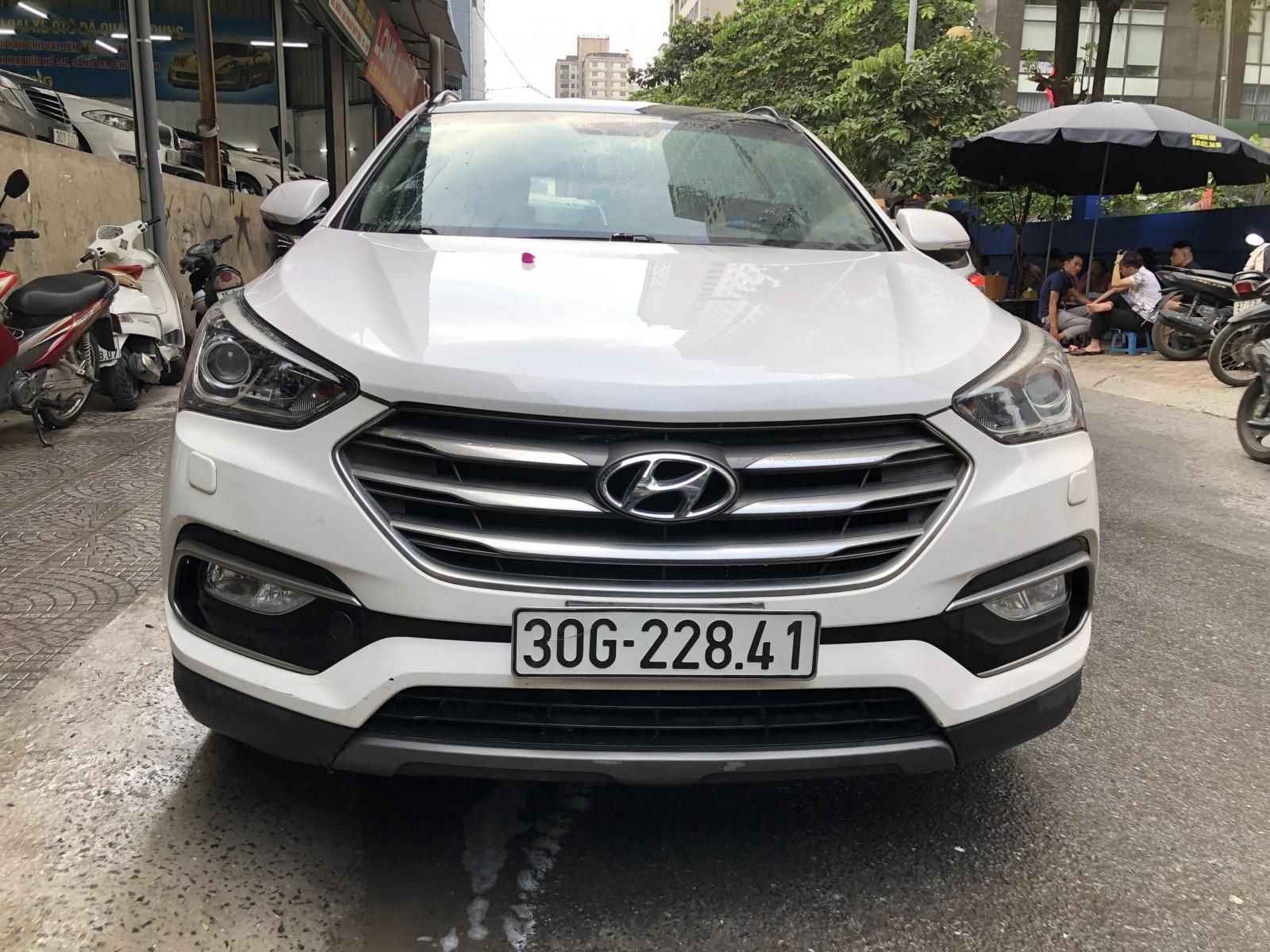 Hyundai Santa Fe 2018 - Nội thất màu kem, ghế da cao cấp