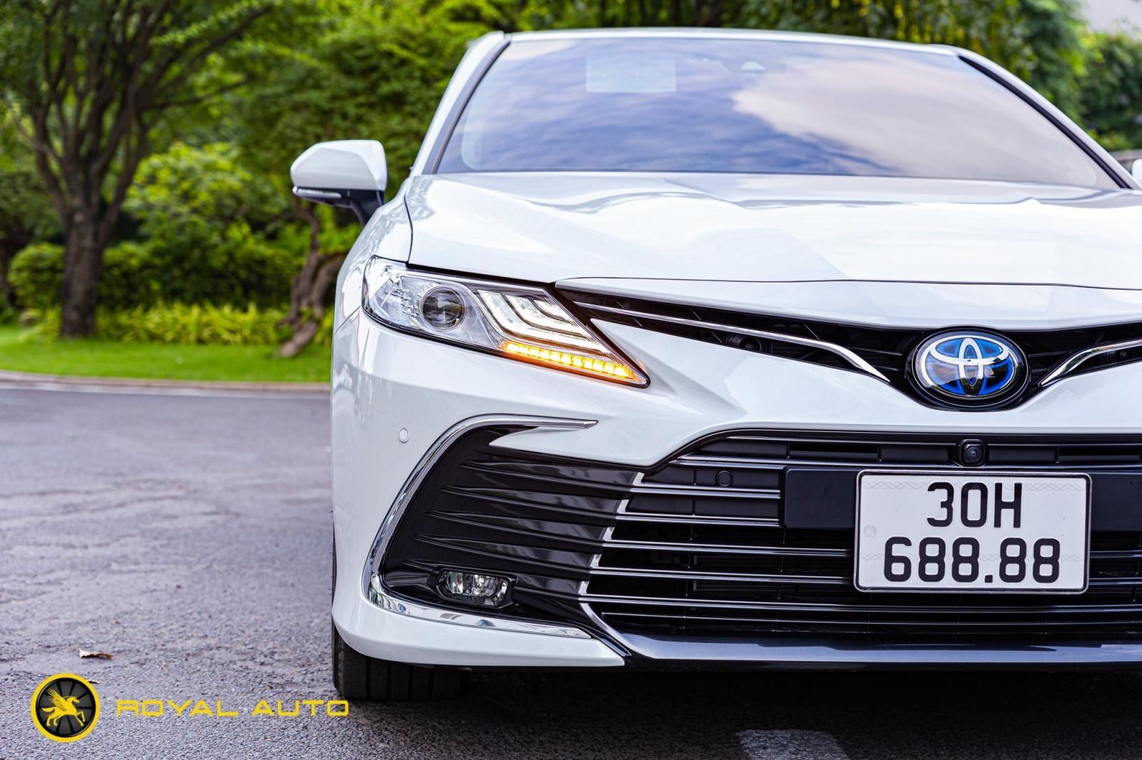 Toyota Camry 2022 - Biển vip HN 30G-688.88 chưa lăn bánh, cần tìm chủ xứng tầm