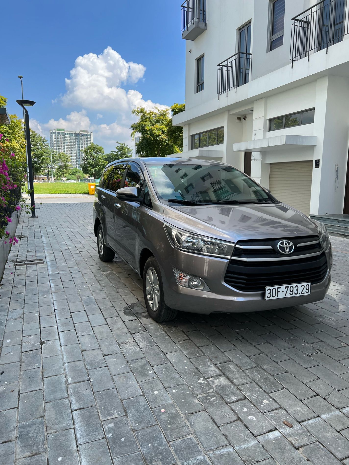 Toyota Innova 2019 - Bán xe gia đình giá tốt 605tr, xe đẹp không lỗi nhỏ, xe còn rất mới và tốt, máy gầm zin 100%