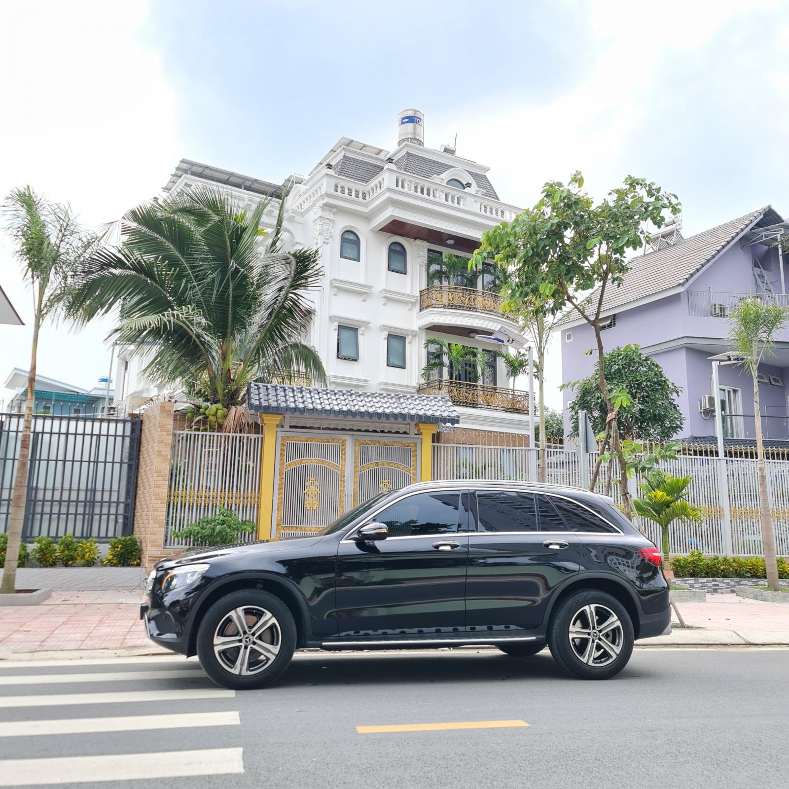 Mercedes-Benz GLC 250 2017 - Chính chủ bán Mercedes Benz GLC250 Sx2017 Đen Nâu